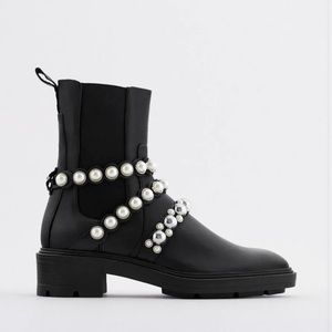 Black leather boots Zara